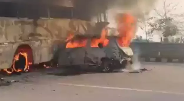 मथुरा में यमुना एक्सप्रेस-वे पर भीषण हादसा, बस में घुसी कार, पांच लोगों की जिंदा जलकर मौत