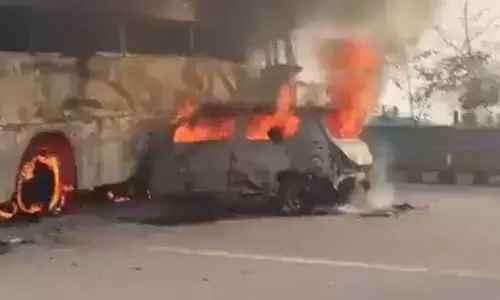 मथुरा में यमुना एक्सप्रेस-वे पर भीषण हादसा, बस में घुसी कार, पांच लोगों की जिंदा जलकर मौत मथुरा में यमुना एक्सप्रेस-वे पर भीषण हादसा, बस में घुसी कार, पांच लोगों की जिंदा जलकर मौत