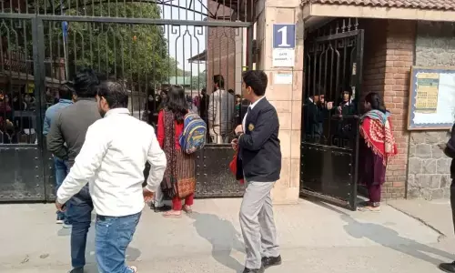 Delhi School Bomb Threat: рджрд┐рд▓реНрд▓реА рдХреЗ рд╕реНрдХреВрд▓ рдореЗрдВ рдмрдо рдХреА рдзрдордХреА рд╕реЗ рдордЪрд╛ рд╣рдбрд╝рдХрдВрдк, рдЦрд╛рд▓реА рдХрд░рд╛рдпрд╛ рдЧрдпрд╛ рдкрд░рд┐рд╕рд░ Delhi School Bomb Threat: рджрд┐рд▓реНрд▓реА рдХреЗ рд╕реНрдХреВрд▓ рдореЗрдВ рдмрдо рдХреА рдзрдордХреА рд╕реЗ рдордЪрд╛ рд╣рдбрд╝рдХрдВрдк, рдЦрд╛рд▓реА рдХрд░рд╛рдпрд╛ рдЧрдпрд╛ рдкрд░рд┐рд╕рд░