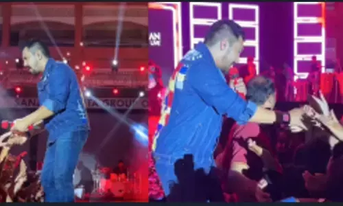 Aditya Narayan Viral Video: लाइव कॉन्सर्ट में Aditya Narayan ने फैन को माइक से मारा फिर फेंका फोन, सोशल मीडिया पर भड़के यूजर्स Aditya Narayan Viral Video: लाइव कॉन्सर्ट में Aditya Narayan ने फैन को माइक से मारा फिर फेंका फोन, सोशल मीडिया पर भड़के यूजर्स