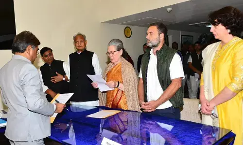 सोनिया गांधी ने राज्यसभा के लिए किया नामांकन, राहुल-प्रियंका भी मौजूद