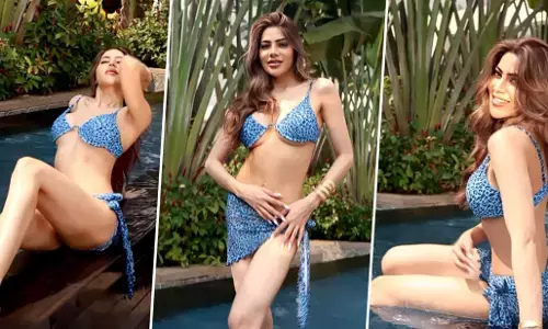 Nikki Tamboli Sexy Videos: Nikki Tamboli ने SEXY बिकनी पहन दिए सेक्सी पोज, स्विमिंग पूल में लगाई आग Nikki Tamboli Sexy Videos: Nikki Tamboli ने SEXY बिकनी पहन दिए सेक्सी पोज, स्विमिंग पूल में लगाई आग
