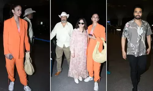 Rakul-Jackky Wedding: शादी के लिए गोवा रवाना हुए रकुल प्रीत सिंह-जैकी भगनानी, परिवार के साथ एयरपोर्ट पर आए नजर Rakul-Jackky Wedding: शादी के लिए गोवा रवाना हुए रकुल प्रीत सिंह-जैकी भगनानी, परिवार के साथ एयरपोर्ट पर आए नजर