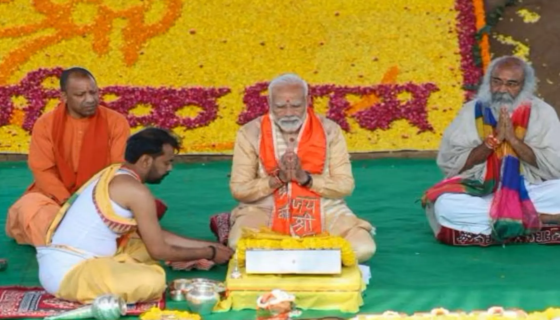 PM Modi UP Visit: पीएम मोदी ने संभल में कल्कि धाम मंदिर की रखी आधारशिला, बोले- अच्छे काम लोग मेरे लिए ही छोड़ गए