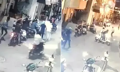 Crime News Hindi: पार्किंग विवाद के चलते महिला को जिंदा जलाने की कोशिश, CCTV में कैद हुई दिल दहला देने Crime News Hindi: पार्किंग विवाद के चलते महिला को जिंदा जलाने की कोशिश, CCTV में कैद हुई दिल दहला देने