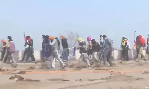 Farmers Protest : पंजाब-हरियाणा के शंभू बॉर्डर पर फिर बवाल! पुलिस ने आंसू गैस के गोले दागे, दिल्ली मार्च कर रहे किसानों-पुलिस में टकराव! Farmers Protest : पंजाब-हरियाणा के शंभू बॉर्डर पर फिर बवाल! पुलिस ने आंसू गैस के गोले दागे, दिल्ली मार्च कर रहे किसानों-पुलिस में टकराव!
