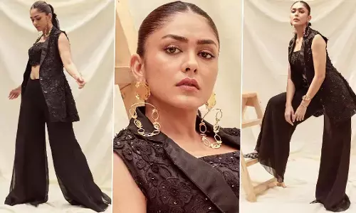 Mrunal Thakur SEXY Videos: Mrunal Thakur ने सोशल मीडिया पर शेयर की SEXY तस्वीरें, दीवाने हुए फैंस Mrunal Thakur SEXY Videos: Mrunal Thakur ने सोशल मीडिया पर शेयर की SEXY तस्वीरें, दीवाने हुए फैंस
