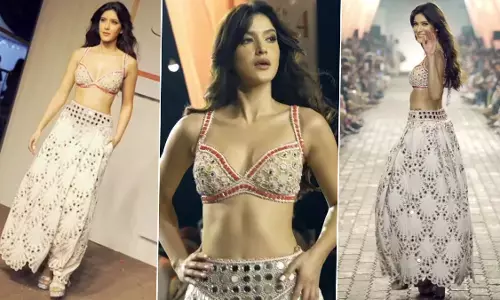 Shanaya Kapoor Sexy Videos: Shanaya Kapoor ने Sexy आउटउिट में किया रैंप वॉक, पारा हुआ हाई