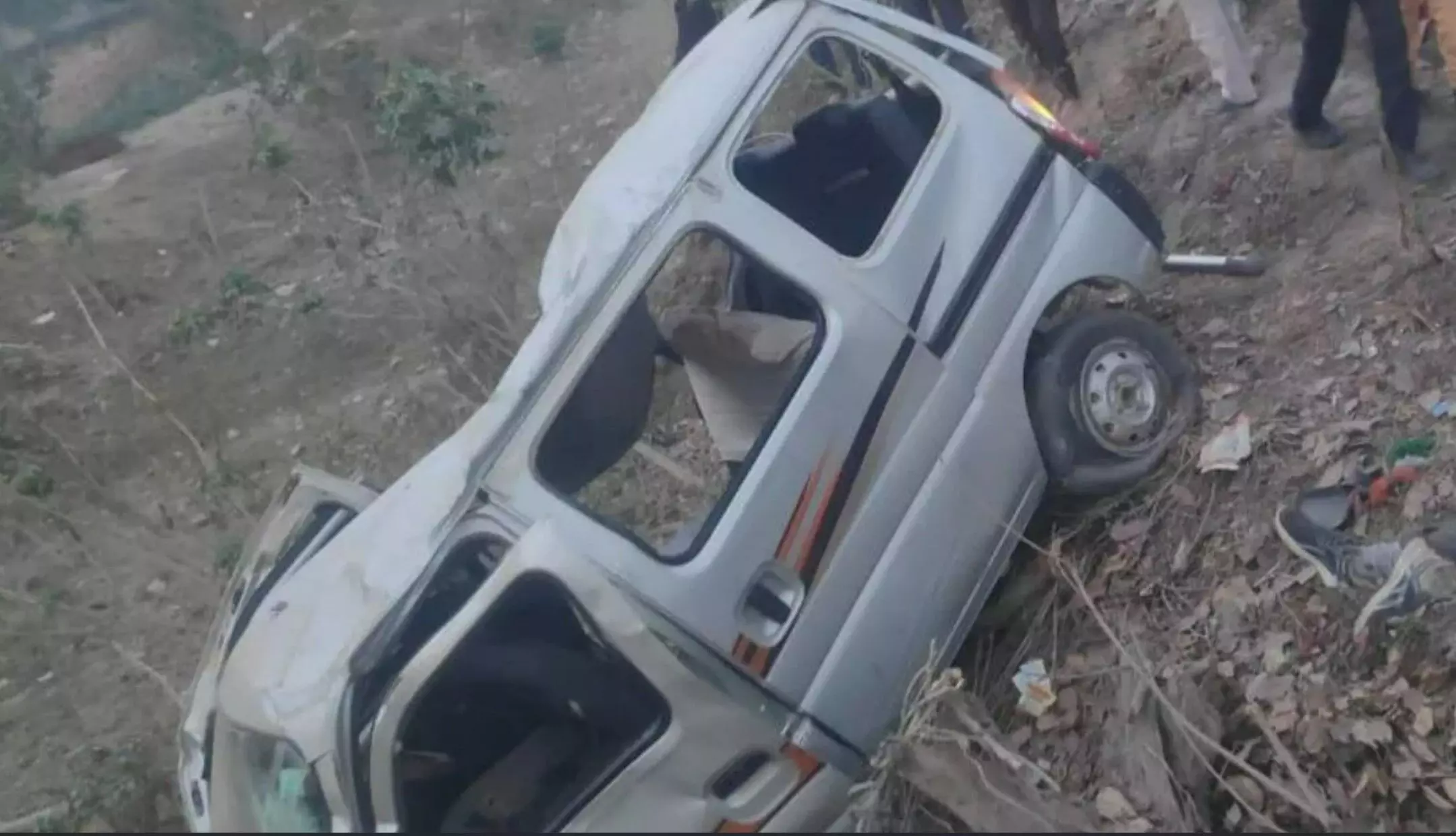 Shahjahanpur Road Accident:  बोर्ड परीक्षा देने जा रहे छात्राें की कार पेड़ से टकराकर पलटी, चार परीक्षार्थियों की मौत, 5 घायल