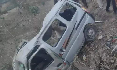 Shahjahanpur Road Accident:  बोर्ड परीक्षा देने जा रहे छात्राें की कार पेड़ से टकराकर पलटी, चार परीक्षार्थियों की मौत, 5 घायल