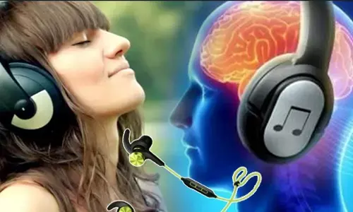 Earphones Side Effects: हेडफोन-ईयरफोन का घंटों इस्तेमाल से हो सकते हैं बहरे, जानिए इसके नुकसान