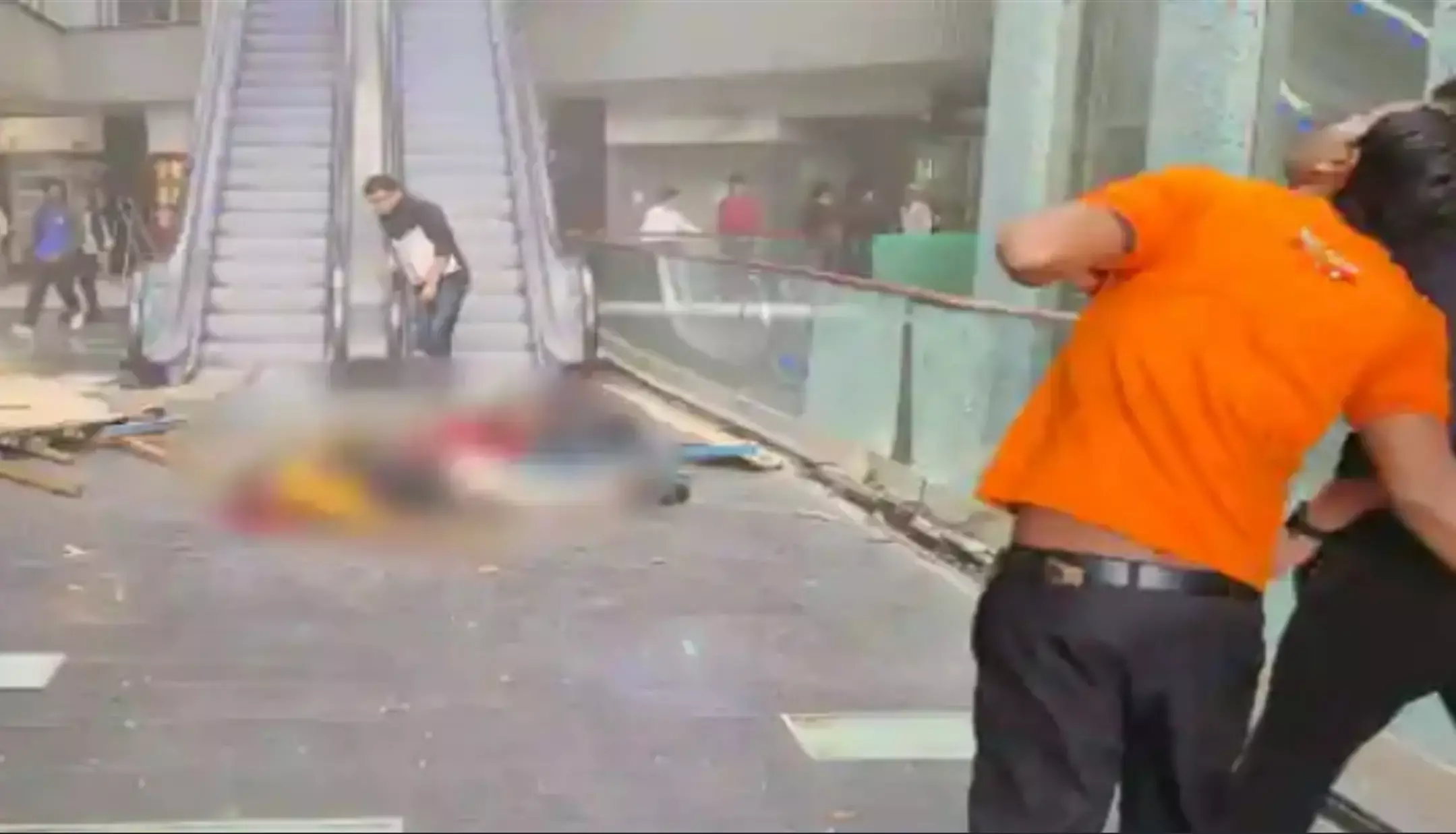 Greater Noida News : рдмреНрд▓реВ рд╕рдлрд╛рдпрд░ рдореЙрд▓ рд╣рд╛рджрд╕реЗ рдкрд░ рдмреЬрд╛ рдЕрдкрдбреЗрдЯ, CP рд▓рдХреНрд╖реНрдореА рд╕рд┐рдВрд╣ рдиреЗ рджрд┐рдпрд╛ рдореЙрд▓ рдмрдВрдж рдХрд░рдиреЗ рдХрд╛ рдЖрджреЗрд╢ Greater Noida News : рдмреНрд▓реВ рд╕рдлрд╛рдпрд░ рдореЙрд▓ рд╣рд╛рджрд╕реЗ рдкрд░ рдмреЬрд╛ рдЕрдкрдбреЗрдЯ, CP рд▓рдХреНрд╖реНрдореА рд╕рд┐рдВрд╣ рдиреЗ рджрд┐рдпрд╛ рдореЙрд▓ рдмрдВрдж рдХрд░рдиреЗ рдХрд╛ рдЖрджреЗрд╢