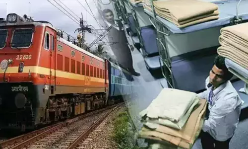 Indian Railways: ट्रेन से उतरने के बाद आपकी सीट से चादर, तौलिया पड़ोसी ले जाए, तो क्‍या आप पर हो सकती है कार्रवाई, नियम जानें