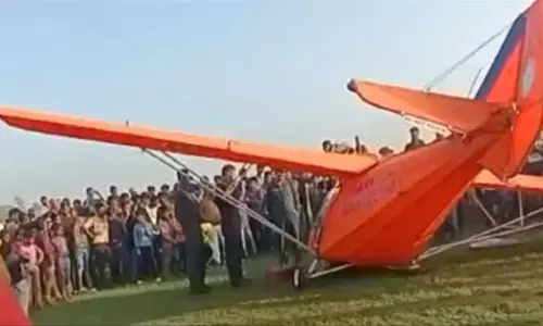 Indian Airforce : भारतीय सेना का माइक्रो एयरक्राफ्ट बिहार में गिरा, इंजन फेल होने पर नहीं संभाल सके दो पायलट Indian Airforce : भारतीय सेना का माइक्रो एयरक्राफ्ट बिहार में गिरा, इंजन फेल होने पर नहीं संभाल सके दो पायलट