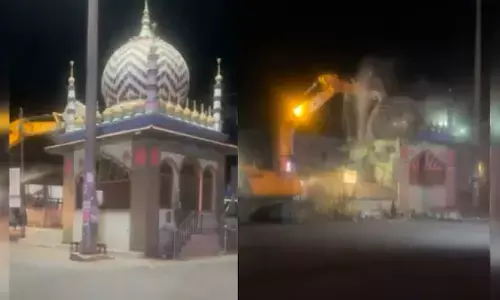 Junagadh Dargah News: रात 2 बजे बुलडोजर लेकर पहुंची पुलिस, तोड़ डाली दरगाह, 5 बजे तक सबकुछ कर दिया साफ