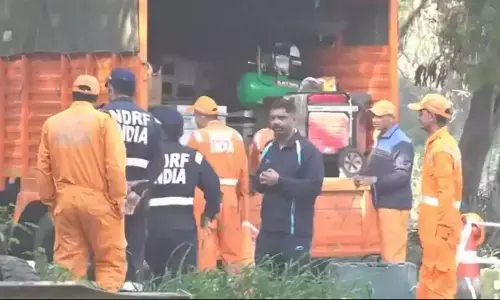 Delhi Borewell Accident: दिल्ली जल बोर्ड प्लांट में 40 फुट गहरे बोरवेल में गिरा बच्चा, NDRF और पुलिस का रेस्क्यू ऑपरेशन जारी