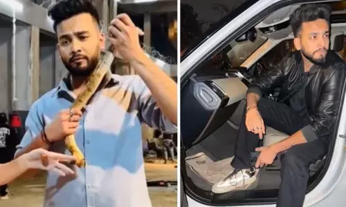 Elvish Yadav Arrested:एल्विश यादव को नोएडा पुलिस ने किया अरेस्ट, सांपों के जहर की सप्लाई मामले में नहीं दे पाए संतोषजनक जवाब Elvish Yadav Arrested:एल्विश यादव को नोएडा पुलिस ने किया अरेस्ट, सांपों के जहर की सप्लाई मामले में नहीं दे पाए संतोषजनक जवाब