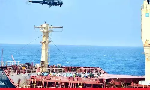 Indian Navy Operation: इंडियन नेवी ने दिया एक बड़े ऑपरेशन को अंजाम, 17 बांग्लादेशियों को समुद्री डाकुओं से बचाया