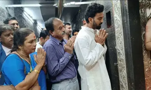 KL Rahul in Mahakal Mandir: IPL 2024 से पहले माता-पिता के साथ महाकाल का आशीर्वाद लेने पहुंचे केएल राहुल