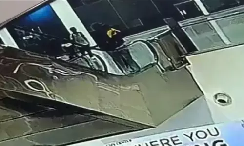 Raipur News: रायपुर मॉल में पिता की गोद से छूटा बच्चा, तीसरे फ्लोर से गिरकर हुई मौत, सामने आया दर्दनाक वीडियो