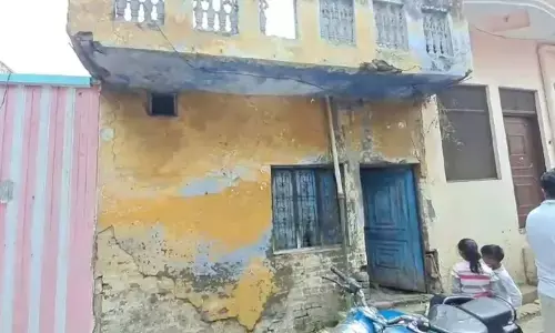 Meerut Accident: मोबाइल ब्लास्ट से मकान में भड़की आग, एक ही परिवार से 4 लोग जिंदा जले Meerut Accident: मोबाइल ब्लास्ट से मकान में भड़की आग, एक ही परिवार से 4 लोग जिंदा जले