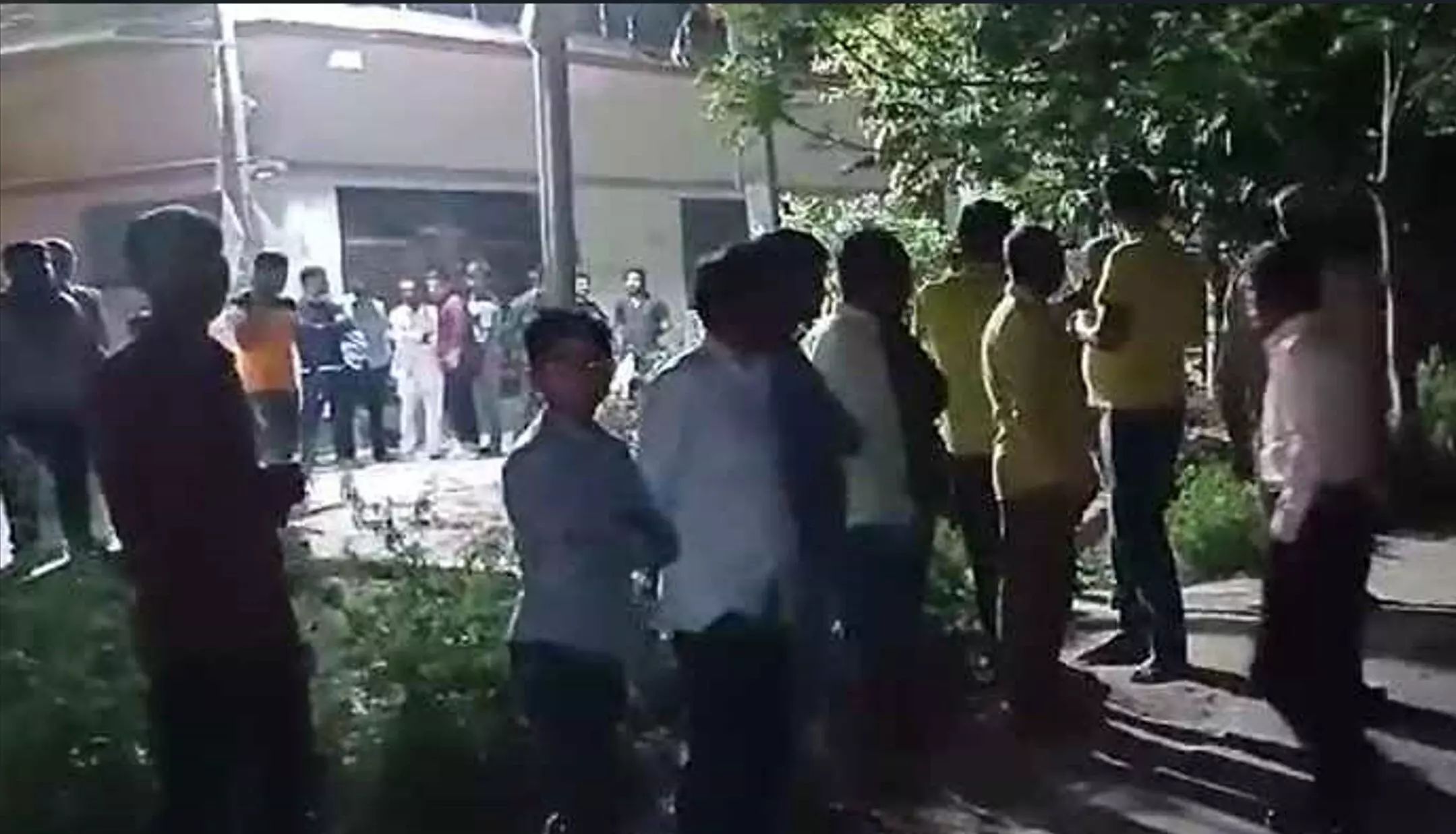 Lakhimpur Kheri Crime: होली पर प्रधान के इकलौते बेटे की हत्या, शराब को लेकर विवाद में दोस्त ने मारी गोली Lakhimpur Kheri Crime: होली पर प्रधान के इकलौते बेटे की हत्या, शराब को लेकर विवाद में दोस्त ने मारी गोली