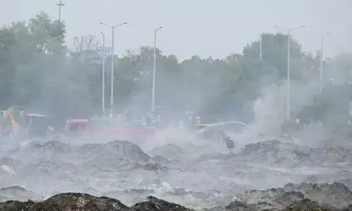 नोएडा सिटी सेंटर के खाली पड़े ग्राउंड में लगी भयंकर आग,पांच दिन बाद पाया आग पर काबू नोएडा सिटी सेंटर के खाली पड़े ग्राउंड में लगी भयंकर आग,पांच दिन बाद पाया आग पर काबू