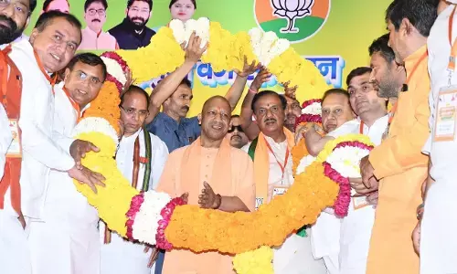 प्रबुद्ध वर्ग सम्मलेन में पहुँचे मुख्य मंत्री योगी आदित्यनाथ,जय श्री राम के नारों से गुंजा क्षेत्र प्रबुद्ध वर्ग सम्मलेन में पहुँचे मुख्य मंत्री योगी आदित्यनाथ,जय श्री राम के नारों से गुंजा क्षेत्र