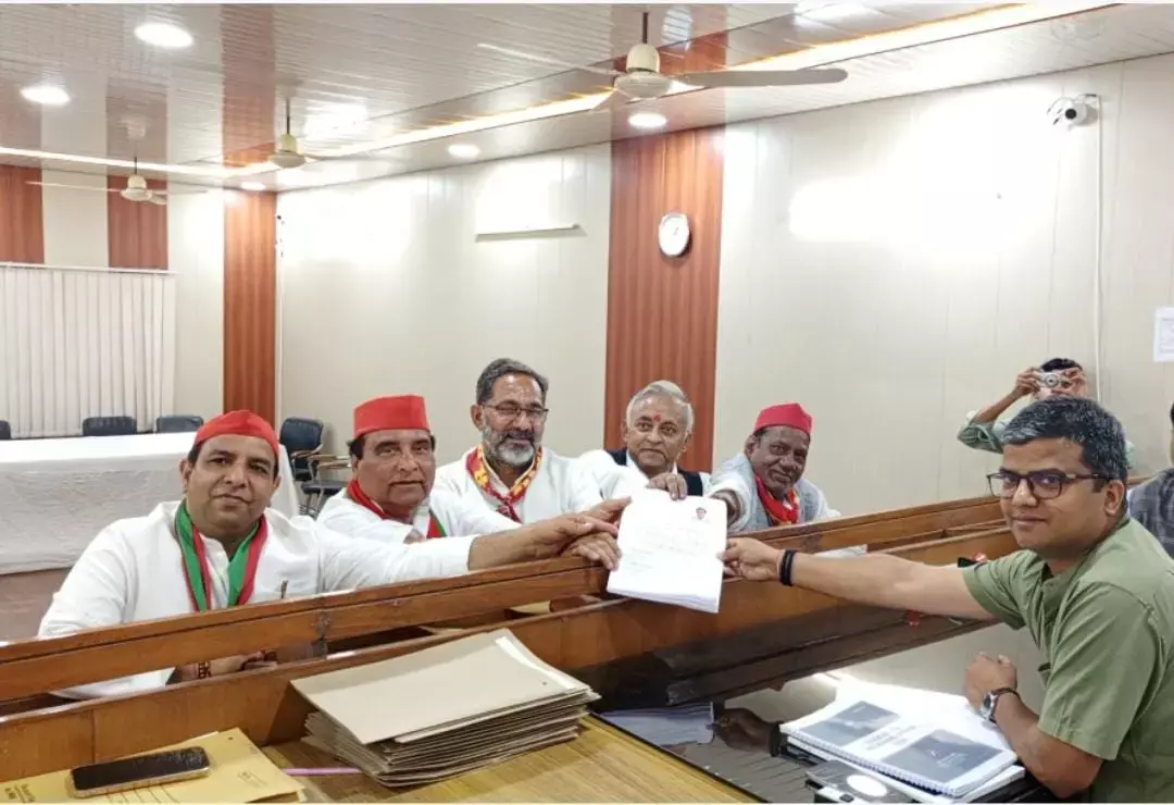 सपा के प्रत्याशी डा.महेन्द्र नागर ने भरा अपना पर्चा सपा के प्रत्याशी डा.महेन्द्र नागर ने भरा अपना पर्चा