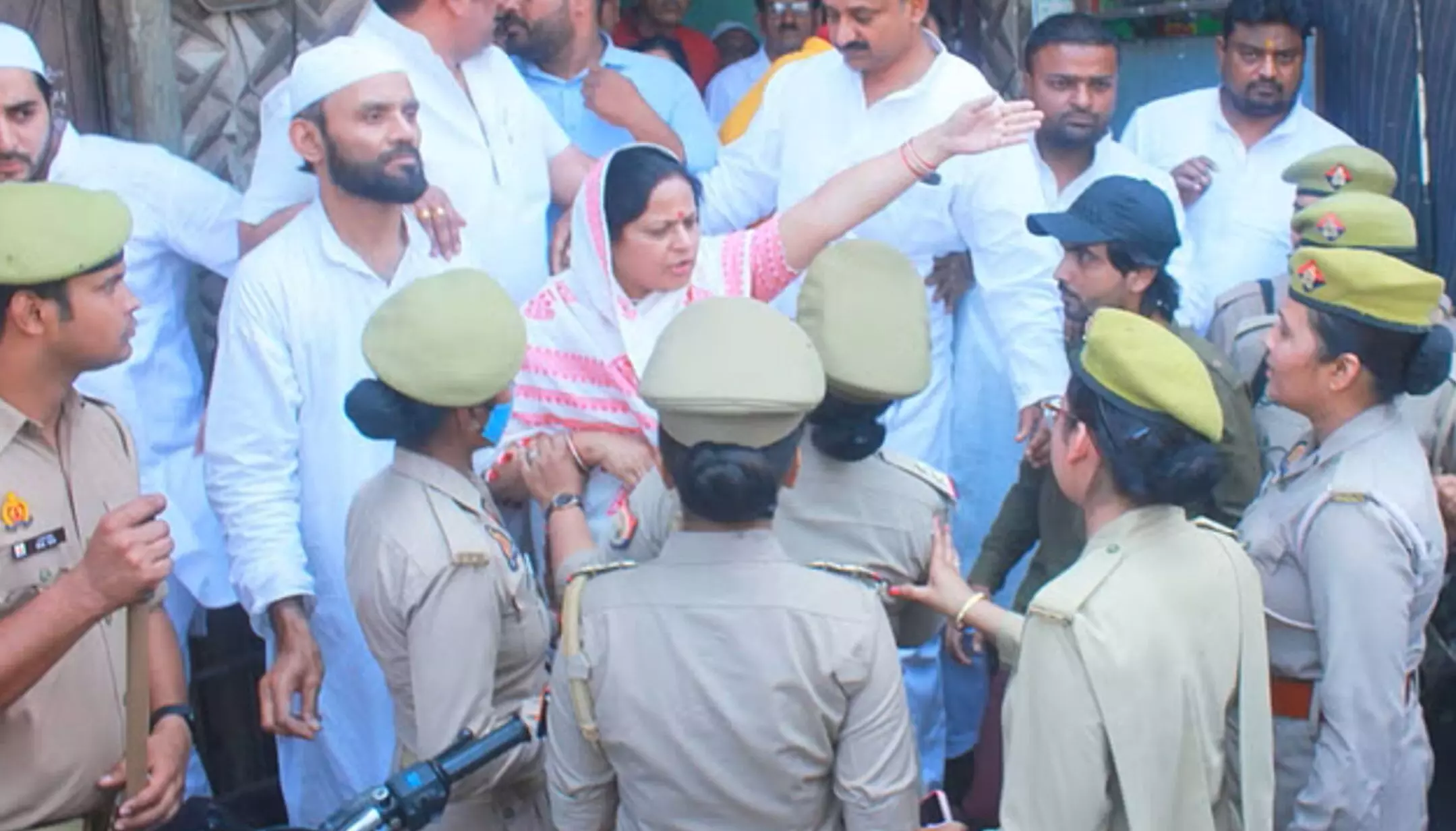 UP: सपा प्रत्याशी रुचिवीरा के खिलाफ केस दर्ज, बिना अनुमति सभा करने का मामला, आचार संहिता उल्लंघन पर कार्रवाई UP: सपा प्रत्याशी रुचिवीरा के खिलाफ केस दर्ज, बिना अनुमति सभा करने का मामला, आचार संहिता उल्लंघन पर कार्रवाई