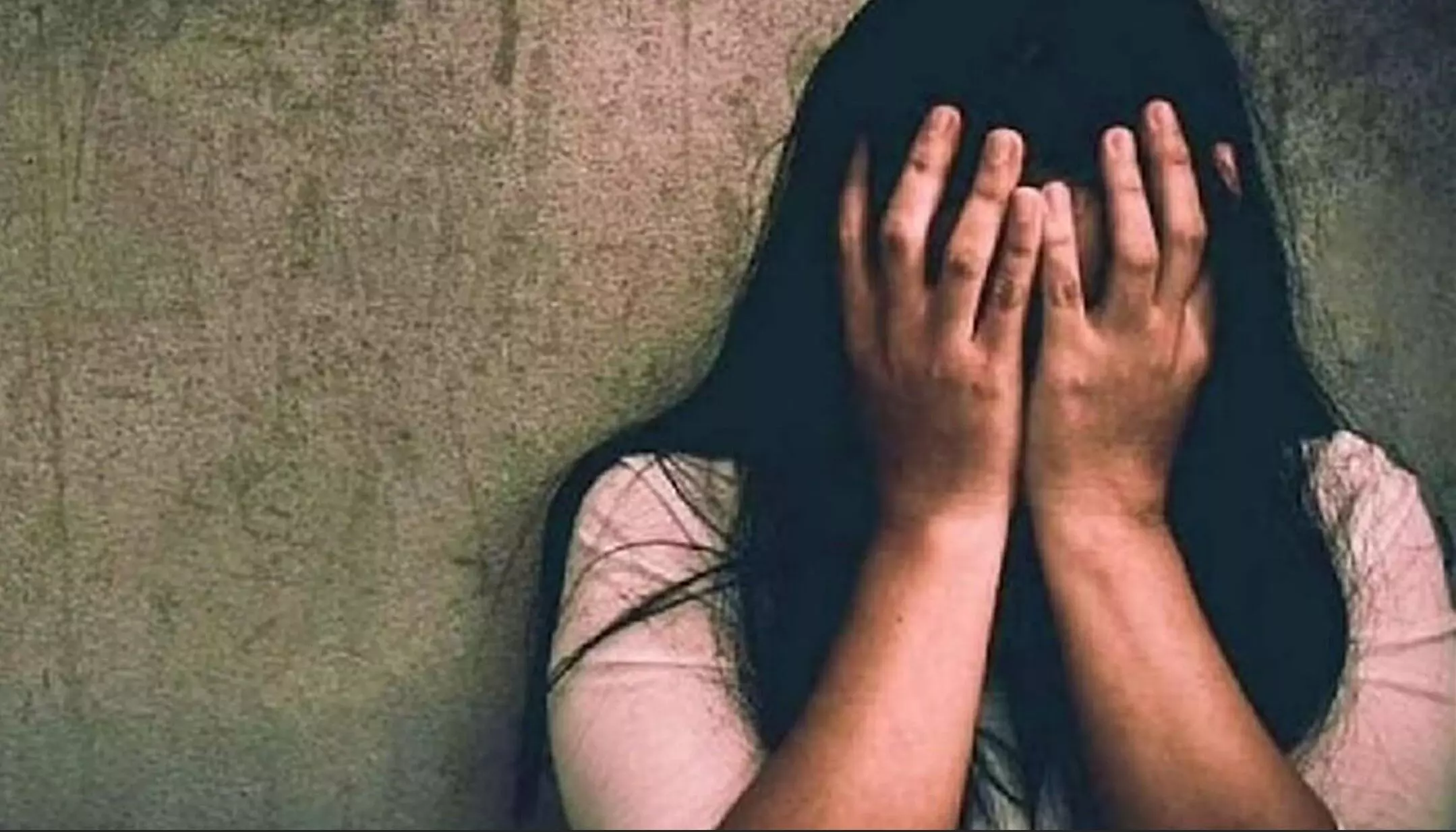 UP Crime News Today: चलती कार में नाबालिग मॉडल के साथ सामूहिक दुष्कर्म, बेहोशी हालत में की दरिंदगी UP Crime News Today: चलती कार में नाबालिग मॉडल के साथ सामूहिक दुष्कर्म, बेहोशी हालत में की दरिंदगी