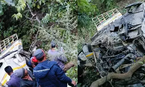 Nainital Accident: नैनीताल में भीषण सड़क हादसा, खाई में कार गिरने से 8 लोगों की दर्दनाक मौत Nainital Accident: नैनीताल में भीषण सड़क हादसा, खाई में कार गिरने से 8 लोगों की दर्दनाक मौत