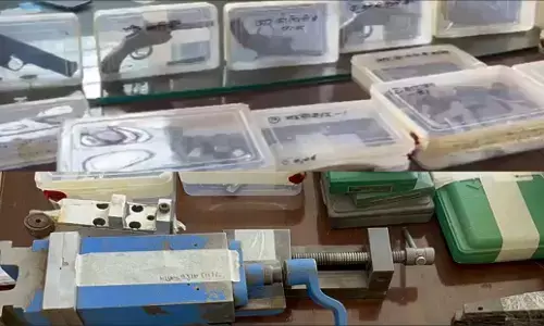 Ghaziabad News Hindi: गाजियाबाद में अवैध हथियार बनाने की फैक्ट्री का भंडाफोड़, बेचा जा रहा था दहशत फैलाने का सामान, नोएडा में 4 गिरफ्तार Ghaziabad News Hindi: गाजियाबाद में अवैध हथियार बनाने की फैक्ट्री का भंडाफोड़, बेचा जा रहा था दहशत फैलाने का सामान, नोएडा में 4 गिरफ्तार