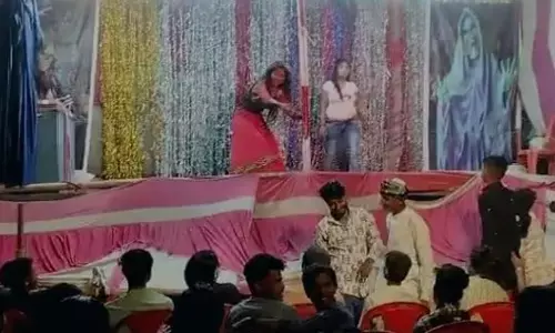 Bareilly News: ईद के मेले में बार-बालाओं ने देर रात तक लगाए ठुमके, आचार संहिता की खुले आम उड़ाई जा रहीं धज्जियां