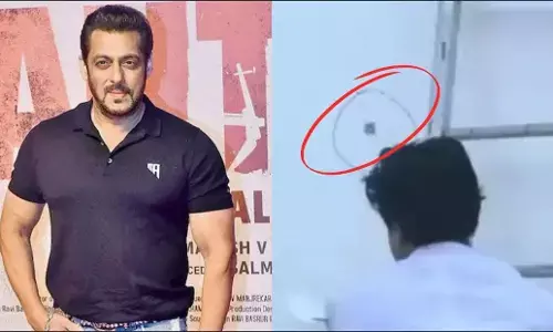 Salman Khan: सलमान खान के घर के बाहर हुई 3 राउंड की फायरिंग, सुबह तड़के दो बाइक सवार ने चलाई गोलियां Salman Khan: सलमान खान के घर के बाहर हुई 3 राउंड की फायरिंग, सुबह तड़के दो बाइक सवार ने चलाई गोलियां