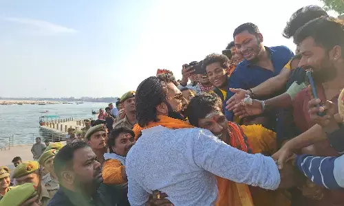 बनारस में बनारसी बने रणवीर सिंह, गंगा किनारे जलवा बिखेरा चखा बनारसी पान... बनारस में बनारसी बने रणवीर सिंह, गंगा किनारे जलवा बिखेरा चखा बनारसी पान...