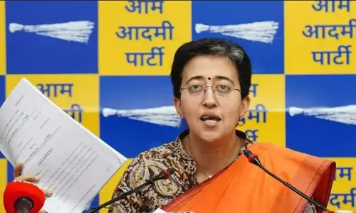 Delhi News Hindi: पानी की लड़ाई में गई महिला की जान, आतिशी ने LG को लिखा पत्र, जल बोर्ड के CEO को निलंबित करने की मांग Delhi News Hindi: पानी की लड़ाई में गई महिला की जान, आतिशी ने LG को लिखा पत्र, जल बोर्ड के CEO को निलंबित करने की मांग