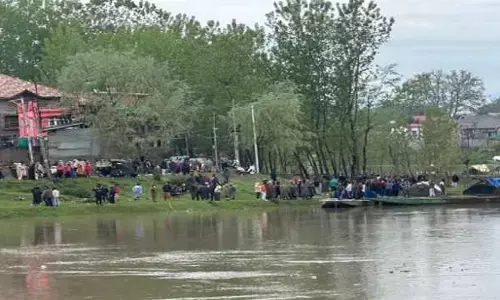 Jammu Kashmir Accident: श्रीनगर में दर्दनाक हादसा, झेलम नदी में पलटी नाव, 4 की मौत, 3 को बचाया गया Jammu Kashmir Accident: श्रीनगर में दर्दनाक हादसा, झेलम नदी में पलटी नाव, 4 की मौत, 3 को बचाया गया