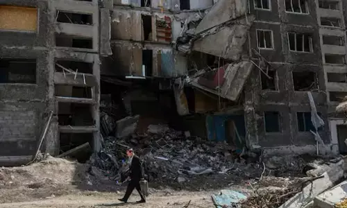 Russia-Ukraine War: रूस की मिसाइलो ने फिर यूक्रेन में मचाई तबाही, 17 लोगों की मौत, 61 घायल Russia-Ukraine War: रूस की मिसाइलो ने फिर यूक्रेन में मचाई तबाही, 17 लोगों की मौत, 61 घायल