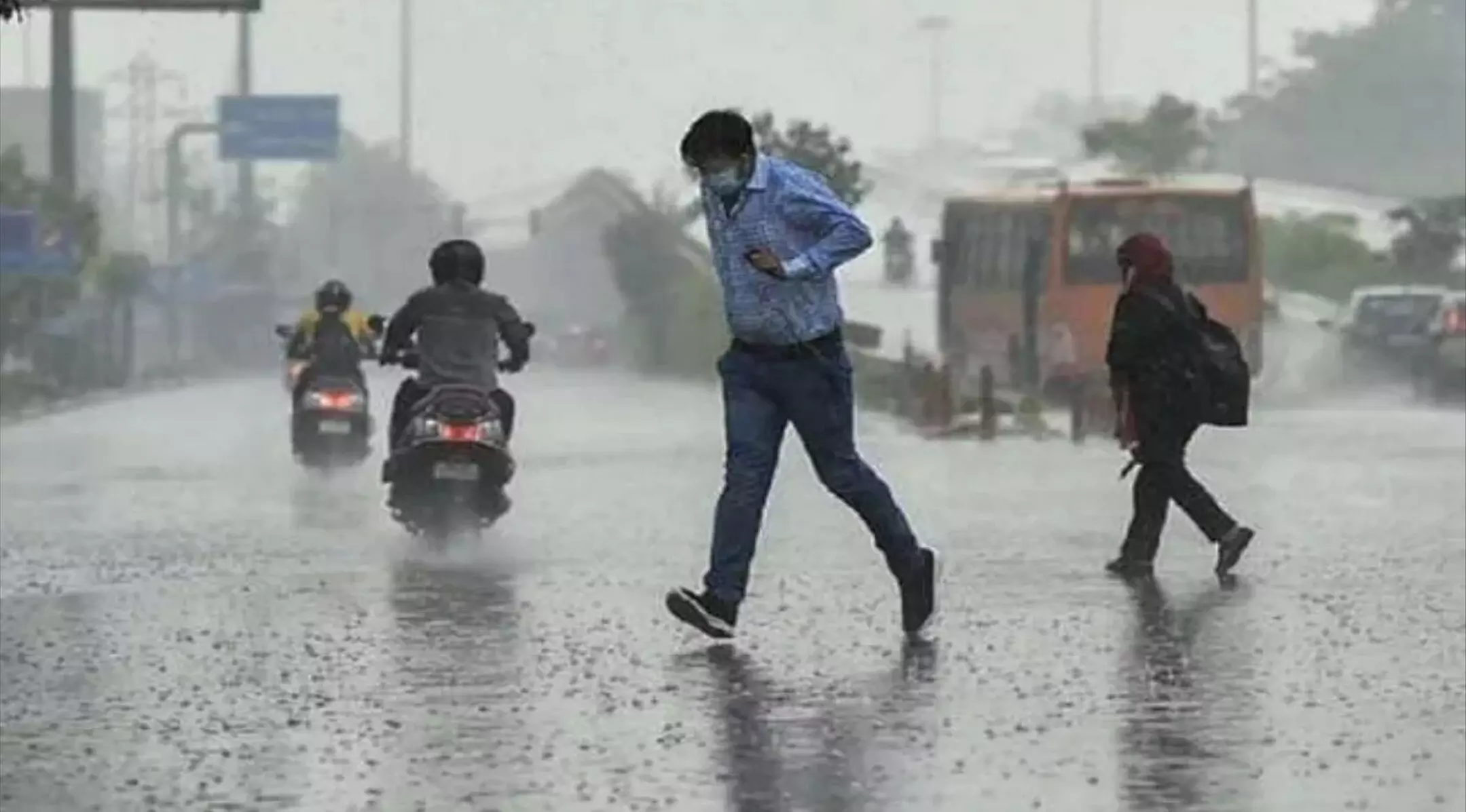 Weather Update: जम्मू-कश्मीर में भारी बारिश से जनजीवन अस्त-व्यस्त, अब इन राज्यों में आंधी के साथ ओले गिरने की संभावना