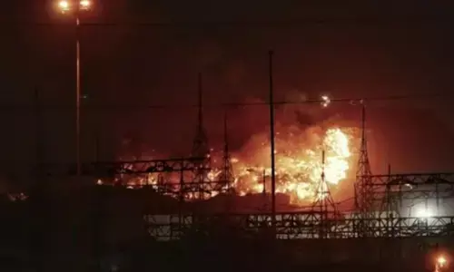 Ghazipur landfill fire: गाजीपुर लैंडफिल साइट में लगी आग, लोगों के लिए मुसीबत बना जहरीला धुआं