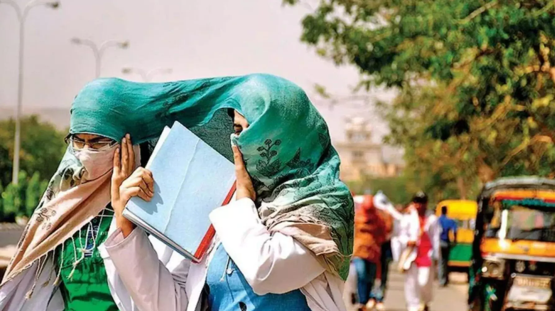 Heatwave Alert: देश के कई राज्यों में हीटवेव से बुरा हाल, अभी जारी रहेगा गर्मी का सितम, IMD ने जारी किया अलर्ट