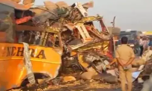 Road Accident: लखनऊ-आगरा एक्सप्रेसवे पर बस-ट्रक की जोरदार टक्कर, 4 की मौत, 21 घायल