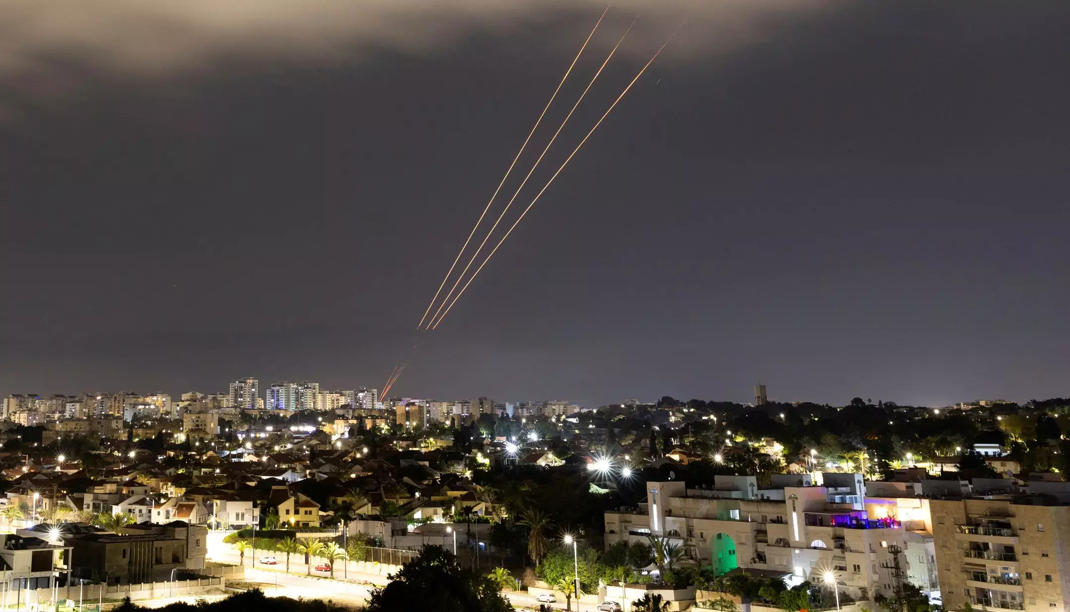 Iran-Israel War: ईरान से बढ़ते तनाव के बीच हिजबुल्लाह ने इस्राइल पर दागे दर्जनों रॉकेट, जानें अबतक क्या-कुछ हुआ