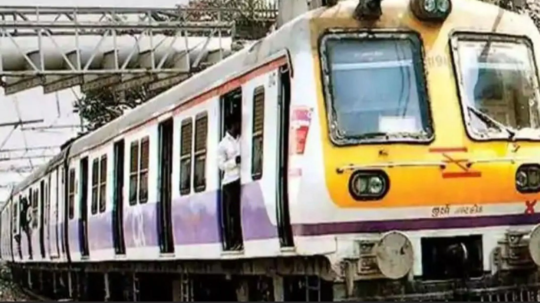Mumbai Local Train Accident: मुंबई में बड़ा हादसा, पटरी से उतरी लोकल ट्रेन की बोगी