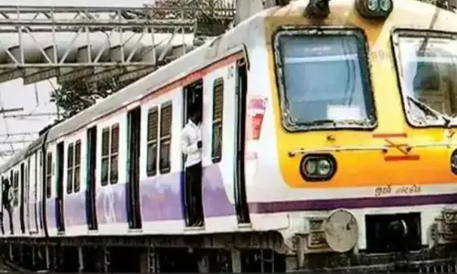 Mumbai Local Train Accident: मुंबई में बड़ा हादसा, पटरी से उतरी लोकल ट्रेन की बोगी