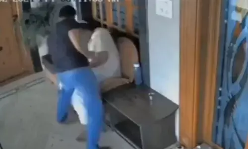 हैवान बेटे ने पिता के मुंह पर मारे ताबड़तोड़ 25 मुक्के, मन न भरने पर किया ऐसा, VIDEO देख आएगा गुस्सा