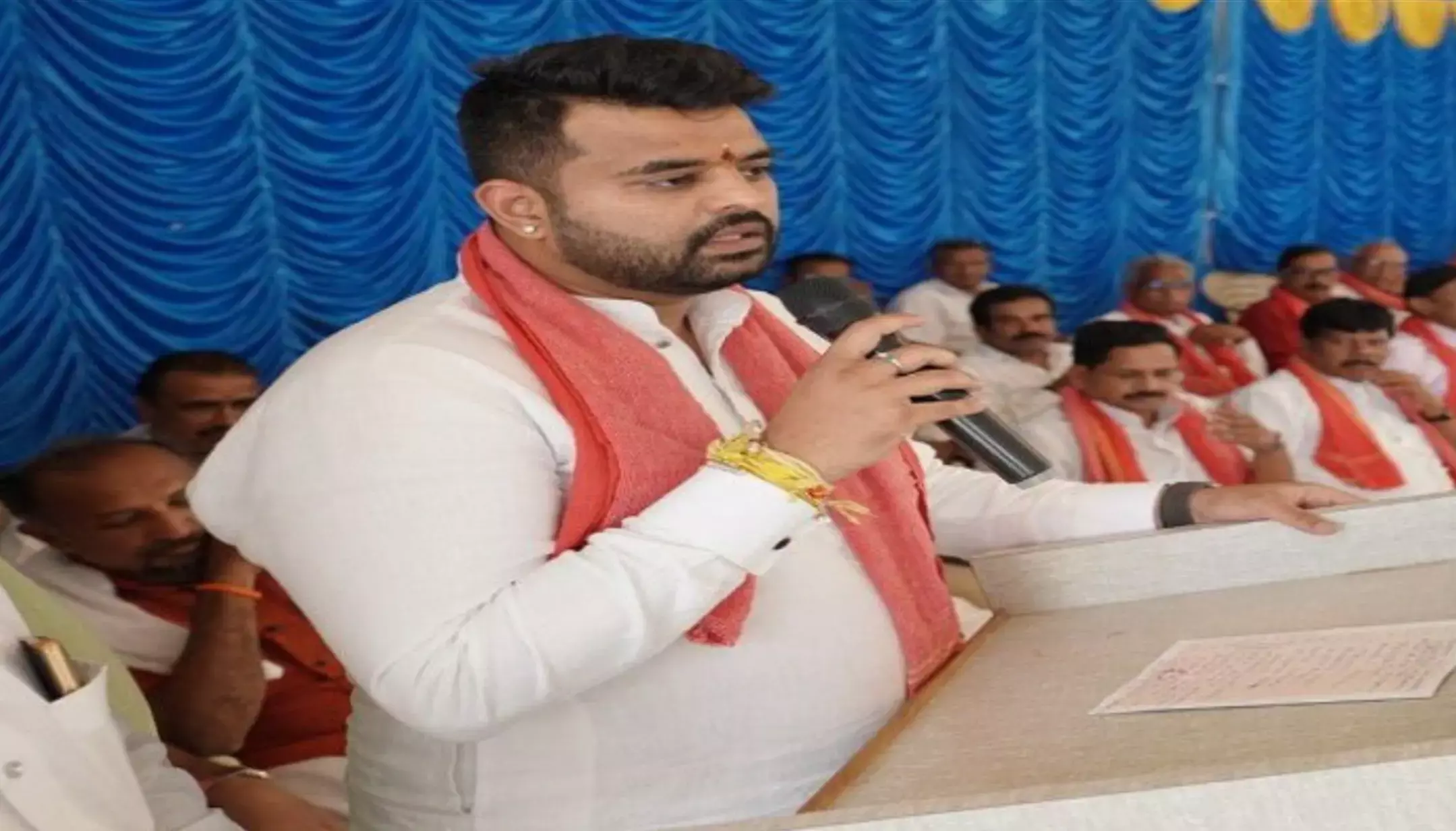 Karnataka Sex Scandal: रेवन्ना के खिलाफ SIT का बड़ा एक्शन, लुकआउट सर्कुलर हुआ जारी Karnataka Sex Scandal: रेवन्ना के खिलाफ SIT का बड़ा एक्शन, लुकआउट सर्कुलर हुआ जारी