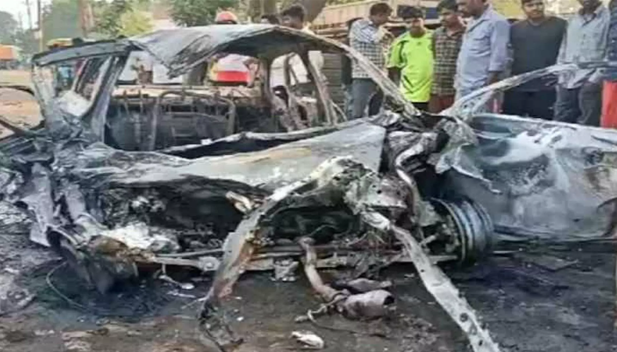 Prayagraj Accident : प्रयागराज में हुआ बड़ा सड़क हादसा, दो की मौत, 3 लोगों की हालत नाजुक Prayagraj Accident : प्रयागराज में हुआ बड़ा सड़क हादसा, दो की मौत, 3 लोगों की हालत नाजुक