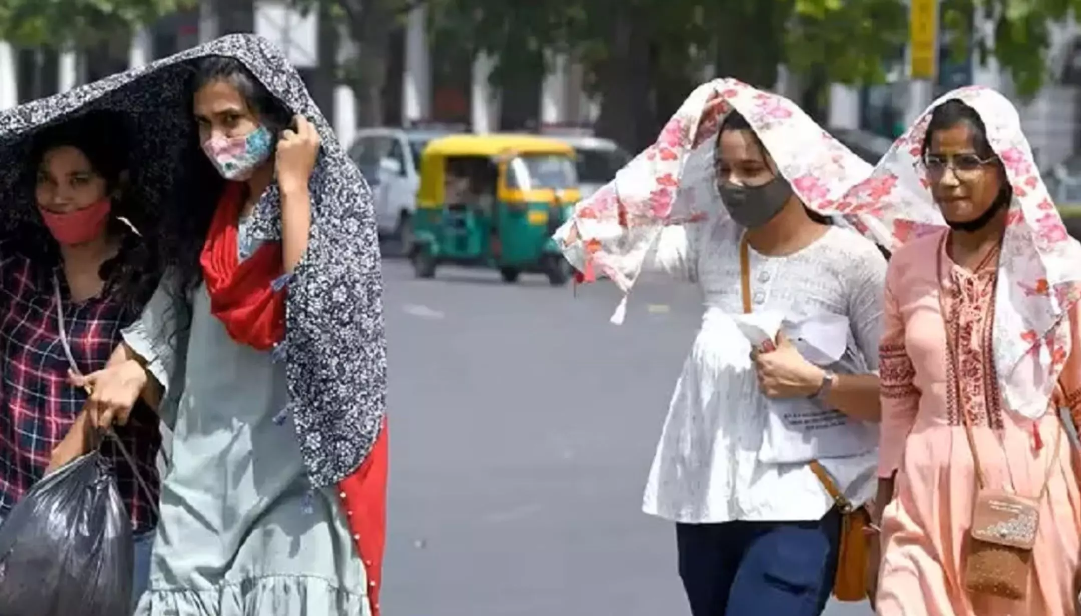 Delhi Weather Update: राजधानी दिल्ली में दिखा मौसम का विकराल रूप, जानें कब होगी बारिश Delhi Weather Update: राजधानी दिल्ली में दिखा मौसम का विकराल रूप, जानें कब होगी बारिश